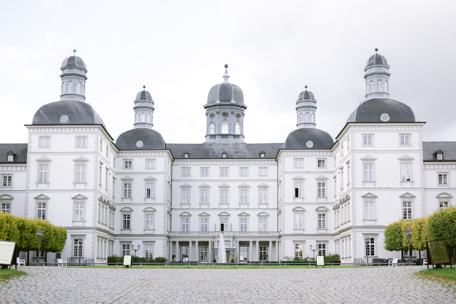 Schloss Bensberg Hochzeit – Außenansicht der beeindruckenden Barockfassade