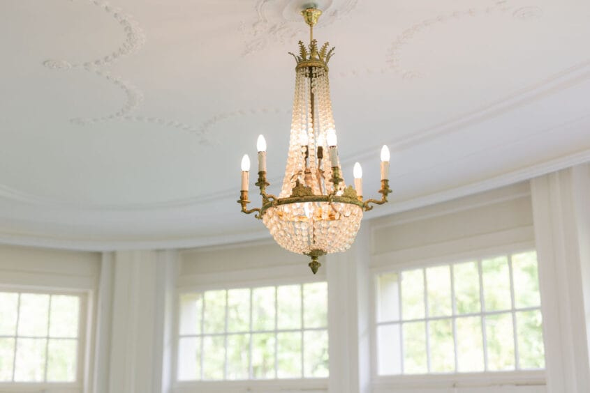 Prächtiger Kronleuchter im stilvollen Wintergarten von Schloss Eulenbroich